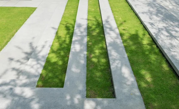 Escada com grama verde e textura de cascalho, arquitecto paisagístico — Fotografia de Stock