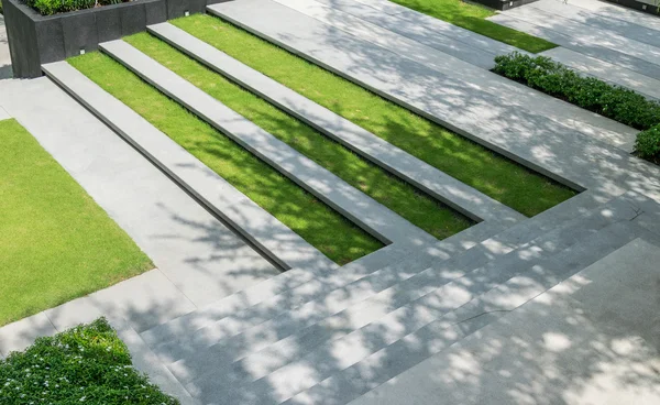 Escada com grama verde e textura de cascalho, arquitecto paisagístico — Fotografia de Stock