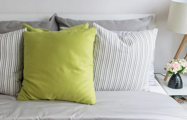 Yatakta yeşil yastık ile modern yatak odası — Stok fotoğraf