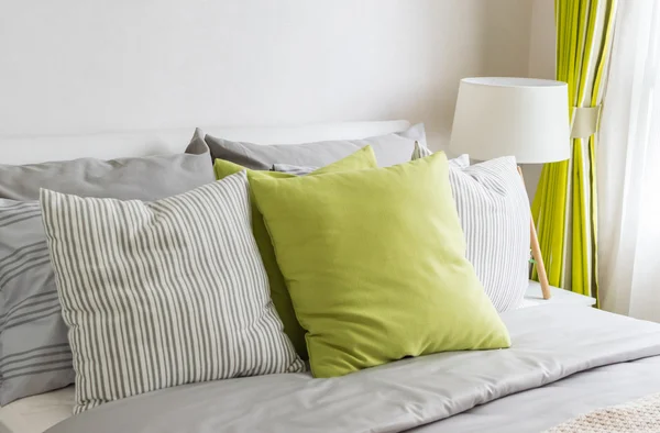 Dormitorio moderno con almohada verde en la cama —  Fotos de Stock