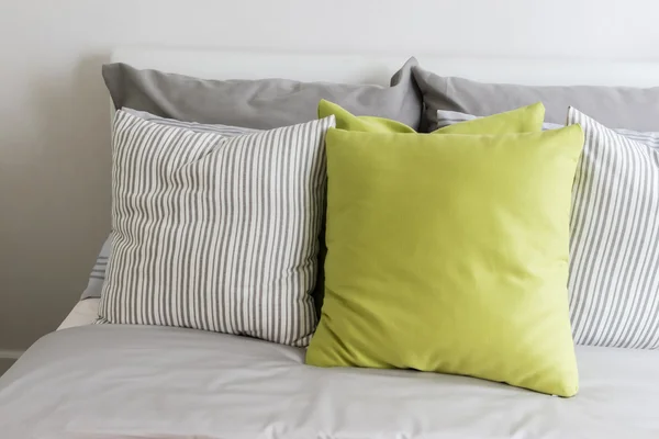 Moderne slaapkamer met groen kussen op bed — Stockfoto