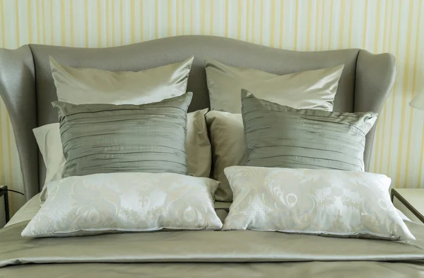 Concetto per camera da letto di lusso con cuscini — Foto Stock