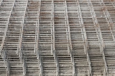 şantiyede yığılmış inşaat demiri Izgaralar