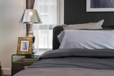 lüks lambası ve resim çerçeve başucundaki yatak odasında 