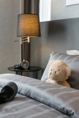 çocuk odası bebek ayı ve yastık ile evde yatakta 