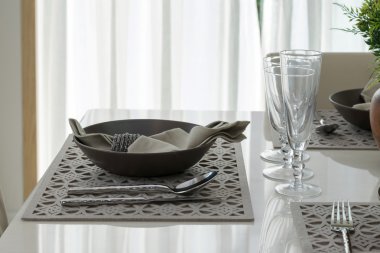 lüks yemek odası masada bir plaka ile servis