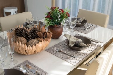 yemek masası ve zarif Tablo ayarı ile modern ev rahat sandalyeler