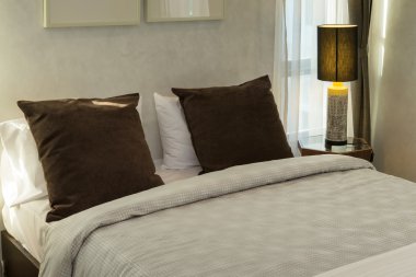 yatakta lambalı kahverengi yastıklar 