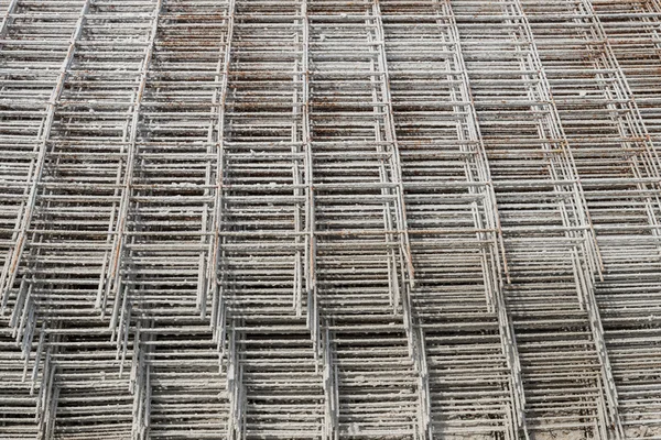 şantiyede yığılmış inşaat demiri Izgaralar