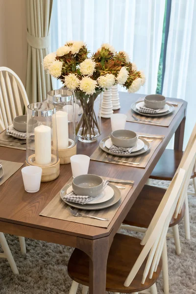 Table à manger et chaises confortables dans la maison moderne avec table élégante assise — Photo