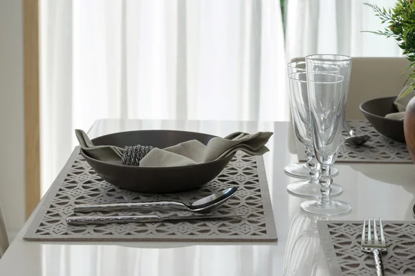 lüks yemek odası masada bir plaka ile servis