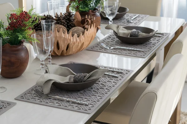 lüks yemek odası masada bir plaka ile servis