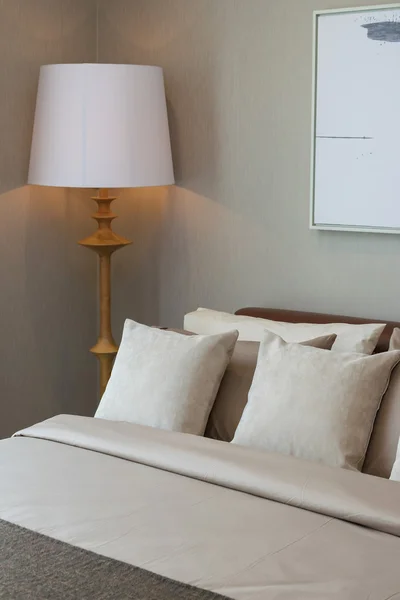 Ahşap lamba ve yastık ile klasik yatak odası — Stok fotoğraf