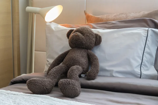 çocuk odası bebek ayı ve yastık ile evde yatakta 