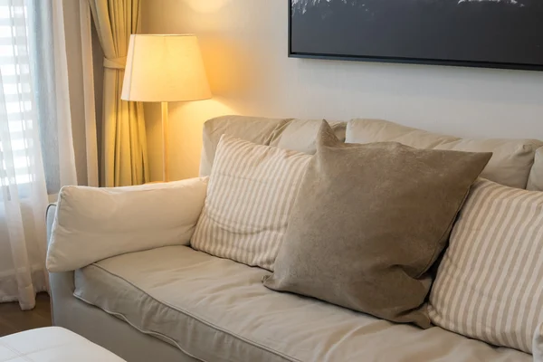 Moderno diseño de sala de estar con sofá y lámpara de madera — Foto de Stock