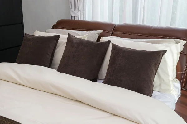 Nowoczesna sypialnia brązowy poduszki i lampa — Zdjęcie stockowe
