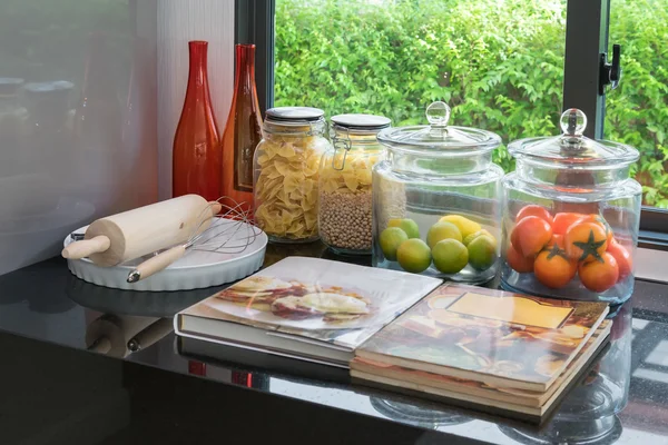 Moderna despensa preta com utensílio na cozinha — Fotografia de Stock