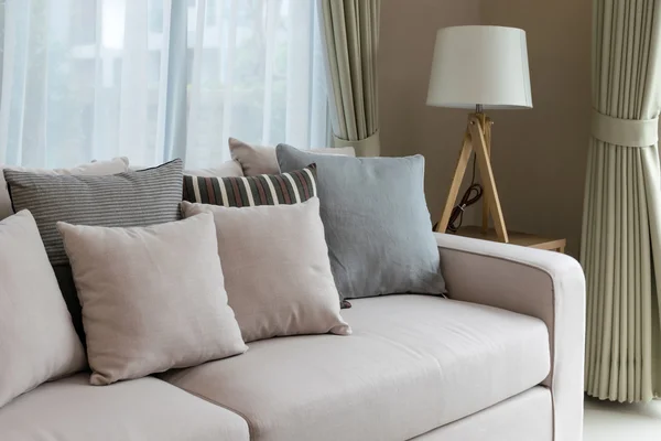 Современный дизайн гостиной с диваном и деревянной лампой — стоковое фото