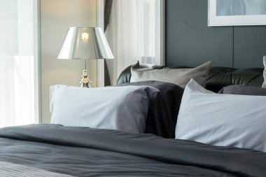 Modern lüks yatak yastık ve lamba ile