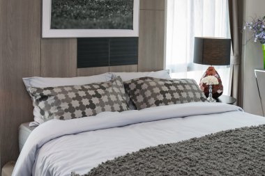 Modern lüks yatak yastık ve lamba ile