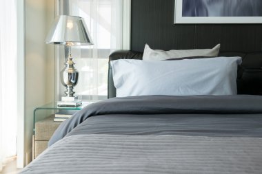 Modern lüks yatak yastık ve lamba ile