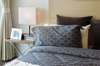 Modern lüks yatak yastık ve lamba ile