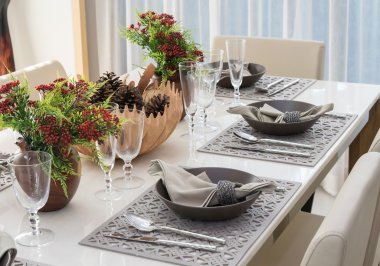 lüks yemek odası masada bir plaka ile servis