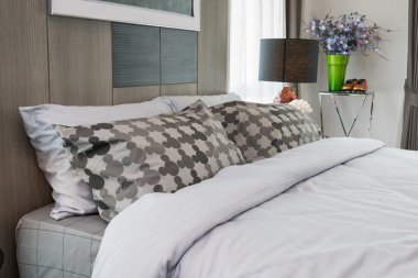 Modern lüks yatak yastık ve lamba ile