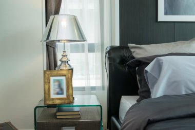lüks lambası ve resim çerçeve başucundaki yatak odasında