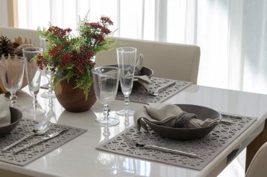 lüks yemek odası masada bir plaka ile servis