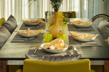 yemek masası ve sarı koltuklarda rahat şık sofra ile modern ev