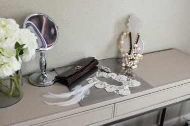 Güzellik ve makyaj kavramı: ayna, takı ve makyaj ayarla bir t