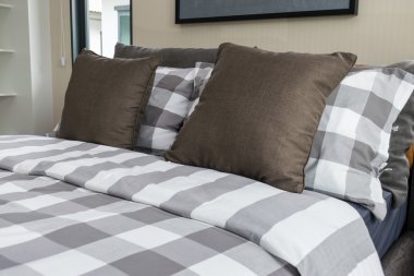 yatak ve kahverengi yastıklar modern yatak odası 