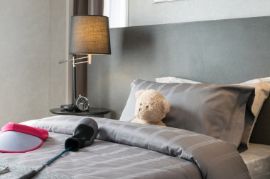 çocuk odası bebek ayı ve yastık ile evde yatakta 