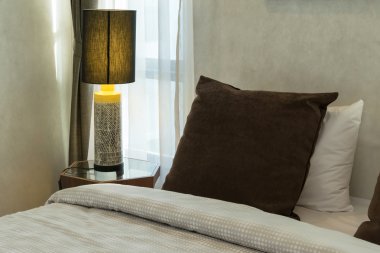 yatakta lambalı kahverengi yastıklar 
