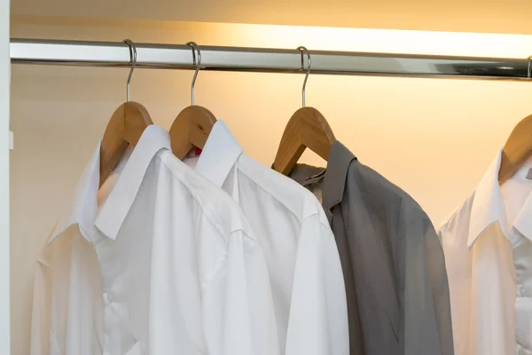 Sor, a fehér és szürke ing lóg kabát akasztó, fehér háború — Stock Fotó