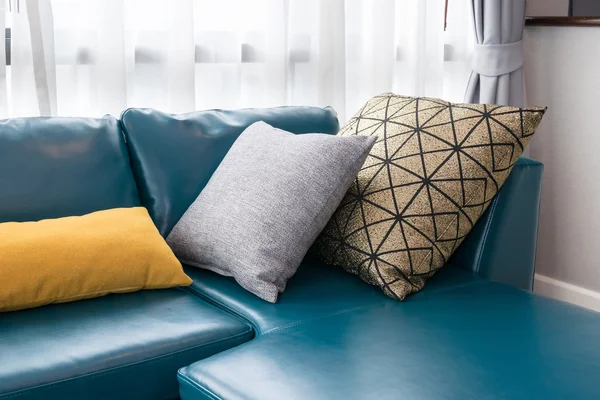 Moderna sala de estar con sofá verde y almohadas en casa — Foto de Stock