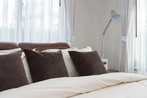 현대 침실 갈색 베개와 램프 — 스톡 사진
