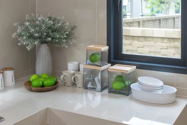 Moderne Speisekammer mit Geschirr in der Küche — Stockfoto