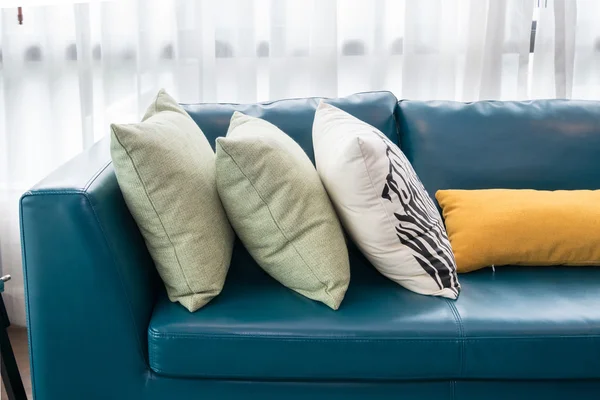 Moderna sala de estar con sofá verde y almohadas en casa — Foto de Stock
