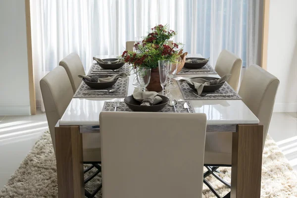 餐桌和舒适的椅子，在现代家居的优雅的就餐环境 — 图库照片