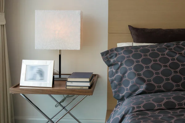 Modern kamar tidur mewah dengan bantal dan lampu — Stok Foto