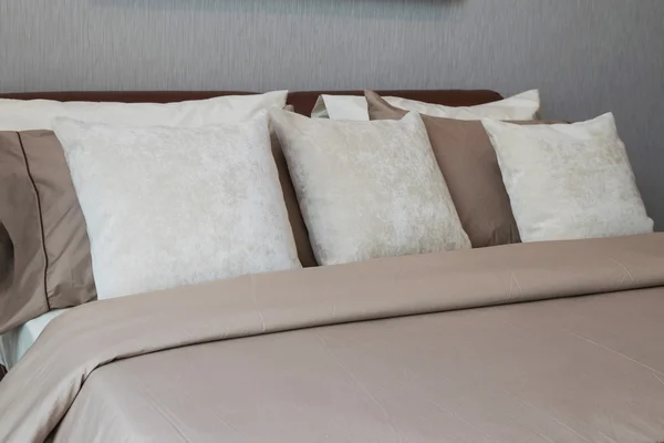 现代卧室，床上的枕头 — 图库照片