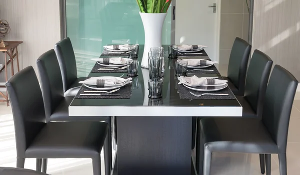 Esstisch und bequeme Stühle im modernen Haus mit eleganten — Stockfoto