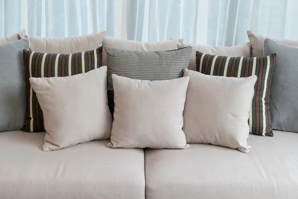 Sala de estar con fila de almohadas en el sofá en casa — Foto de Stock