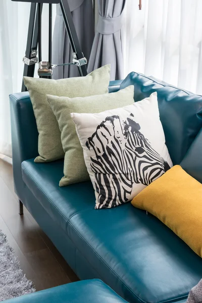 现代客厅的绿色沙发和在家里的枕头 — 图库照片