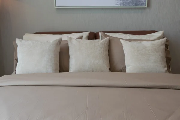 현대 침실 침대에 베개와 함께 — 스톡 사진
