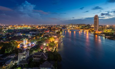 The Grand Palace ile Chaophraya Nehri'nin manzarada gece vakti, Bangkok