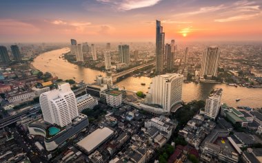 Bangkok gün batımında chaophaya Nehri yakınında modern bina