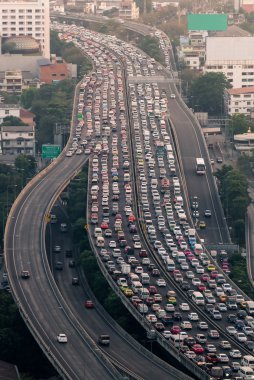 Trafik sıkışıklığı hızlı yolda Bangkok, Tayland 